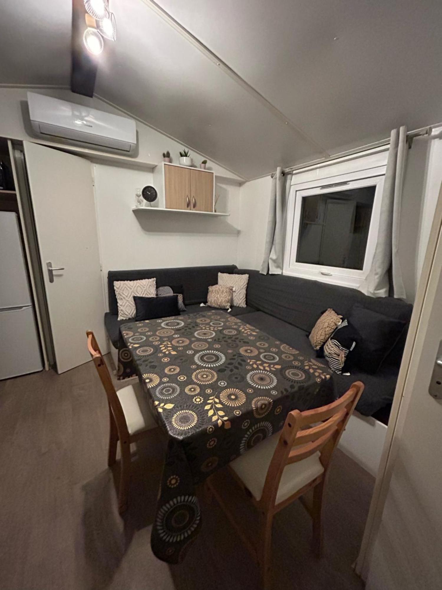 Mobil-Home Au Pied Du Luberon La Roque-d'Antheron Exterior photo